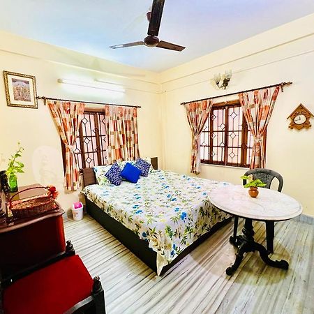 Spacious apt with Antique Furniture ,AC&Kitchen Calcutta Extérieur photo