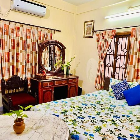 Spacious apt with Antique Furniture ,AC&Kitchen Calcutta Extérieur photo