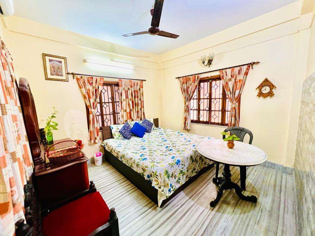 Spacious apt with Antique Furniture ,AC&Kitchen Calcutta Extérieur photo