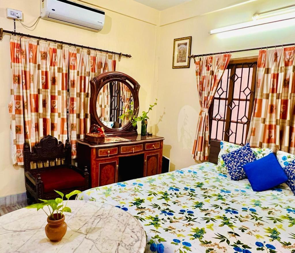 Spacious apt with Antique Furniture ,AC&Kitchen Calcutta Extérieur photo