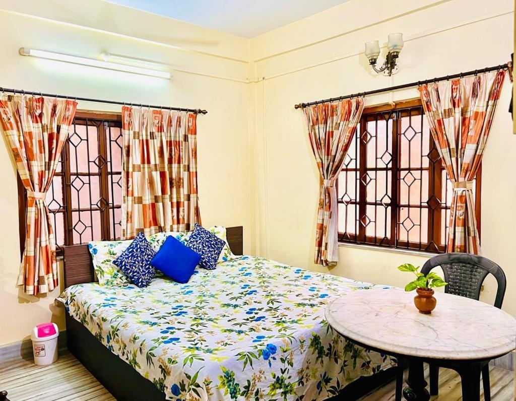 Spacious apt with Antique Furniture ,AC&Kitchen Calcutta Extérieur photo