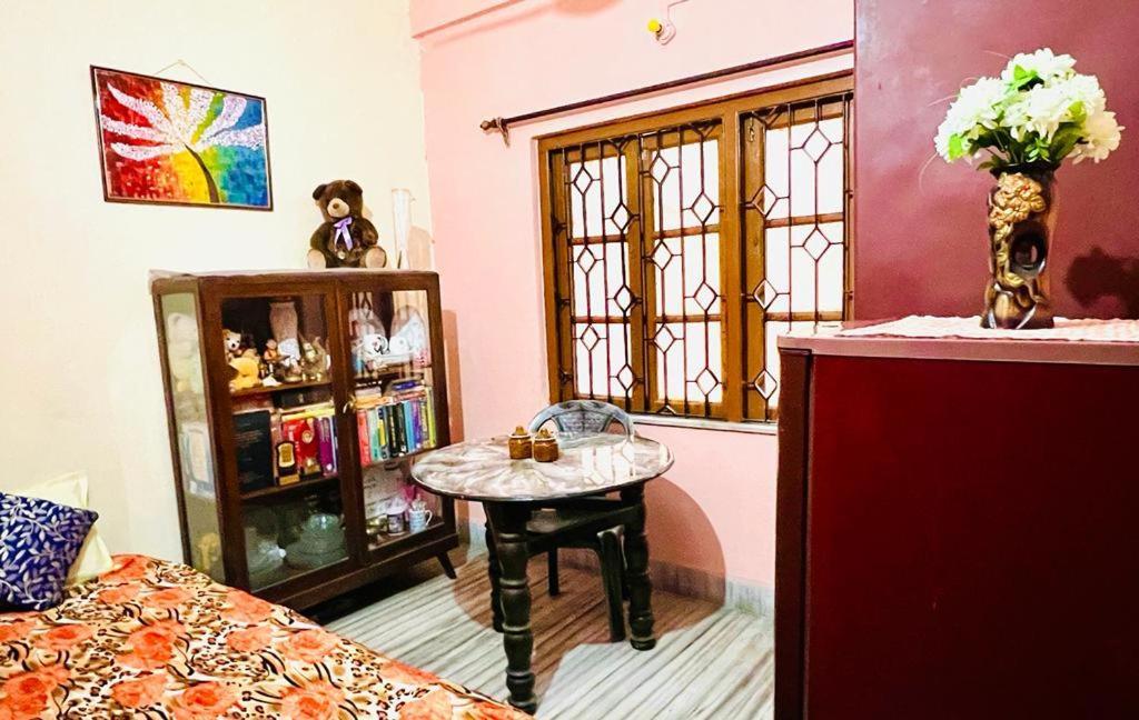 Spacious apt with Antique Furniture ,AC&Kitchen Calcutta Extérieur photo