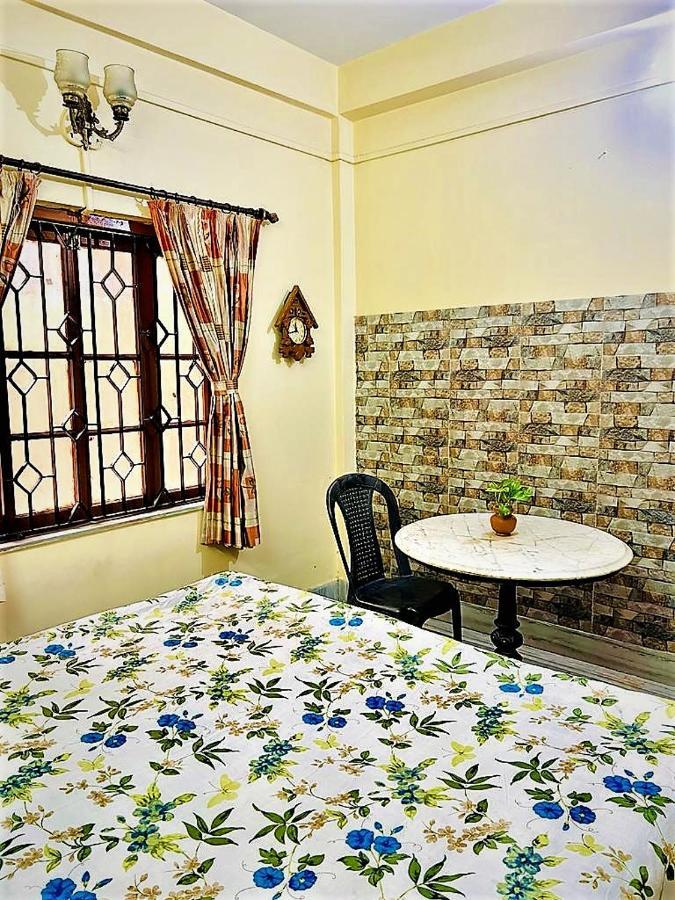 Spacious apt with Antique Furniture ,AC&Kitchen Calcutta Extérieur photo
