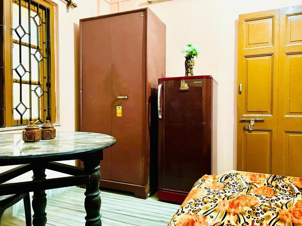 Spacious apt with Antique Furniture ,AC&Kitchen Calcutta Extérieur photo