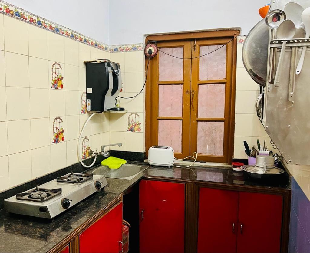 Spacious apt with Antique Furniture ,AC&Kitchen Calcutta Extérieur photo