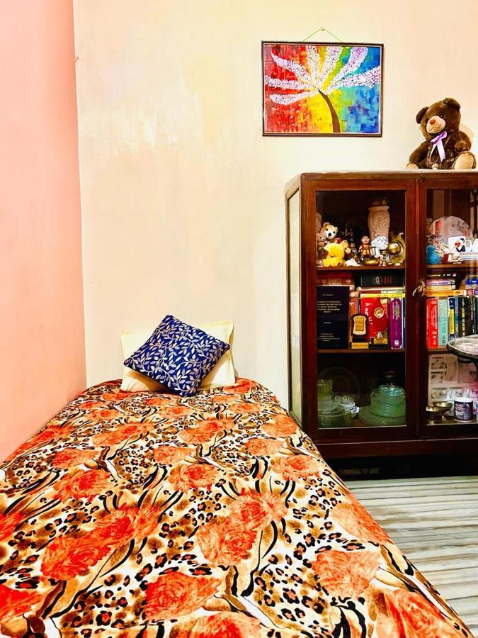 Spacious apt with Antique Furniture ,AC&Kitchen Calcutta Extérieur photo