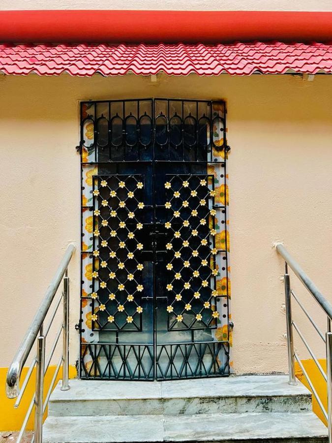 Spacious apt with Antique Furniture ,AC&Kitchen Calcutta Extérieur photo