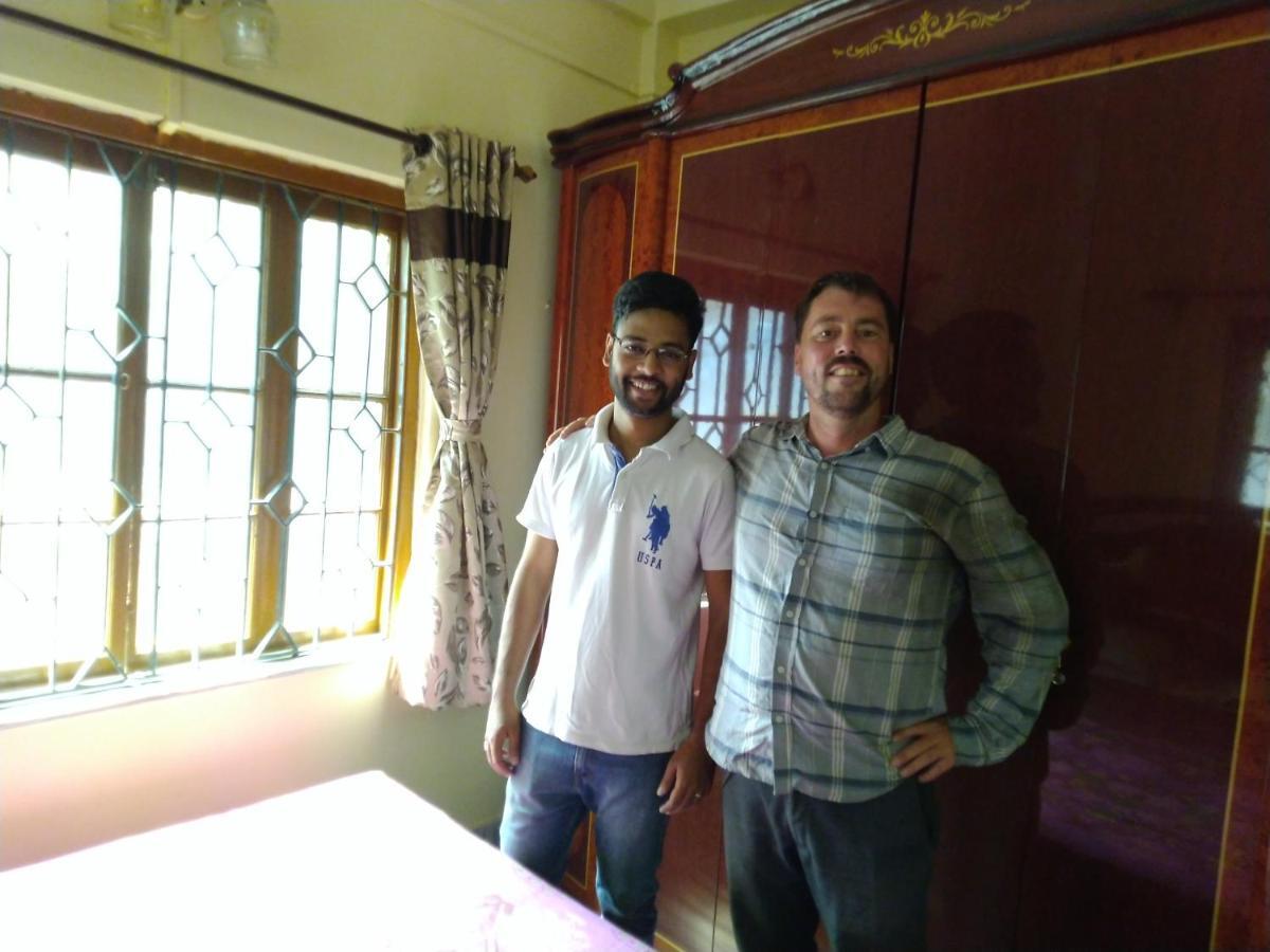 Spacious apt with Antique Furniture ,AC&Kitchen Calcutta Extérieur photo